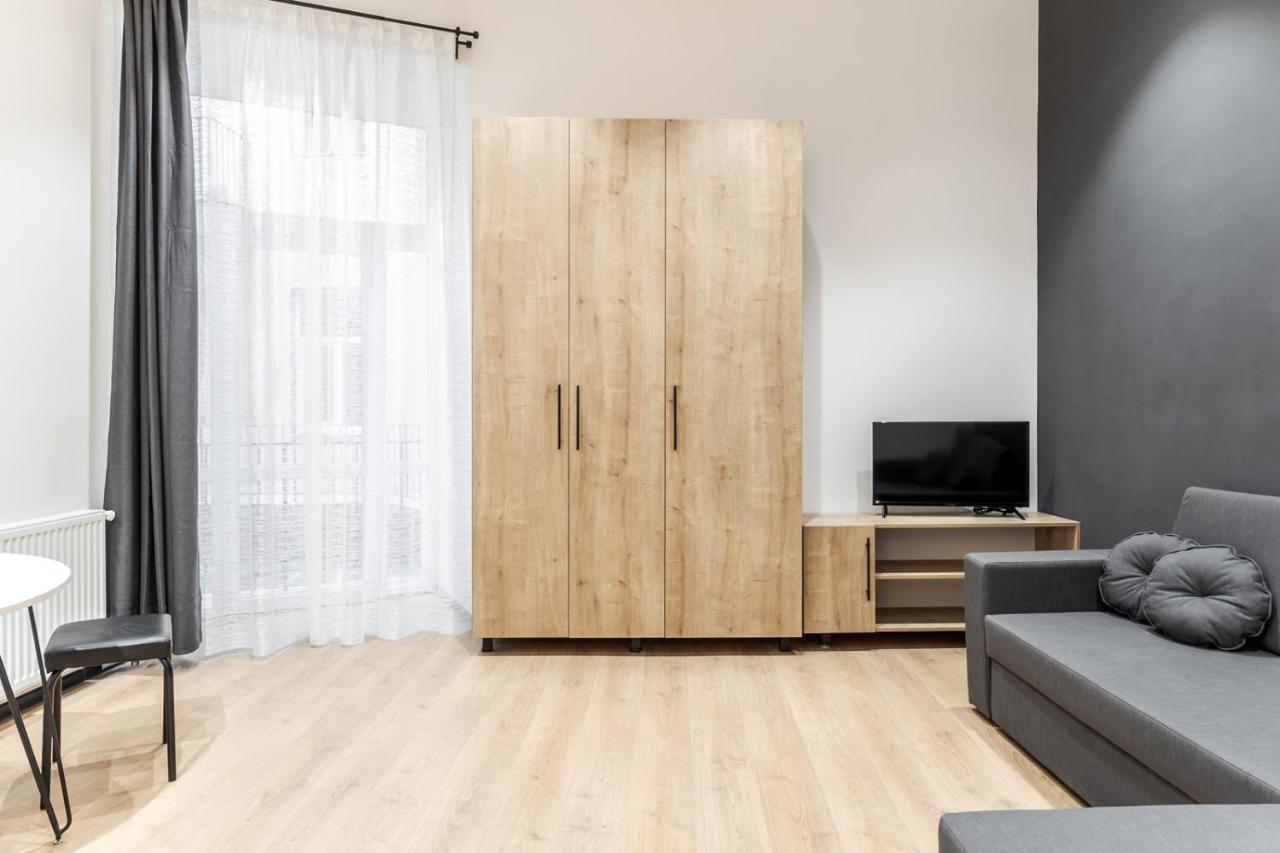 Modern Apartment In The Old City 利沃夫 外观 照片