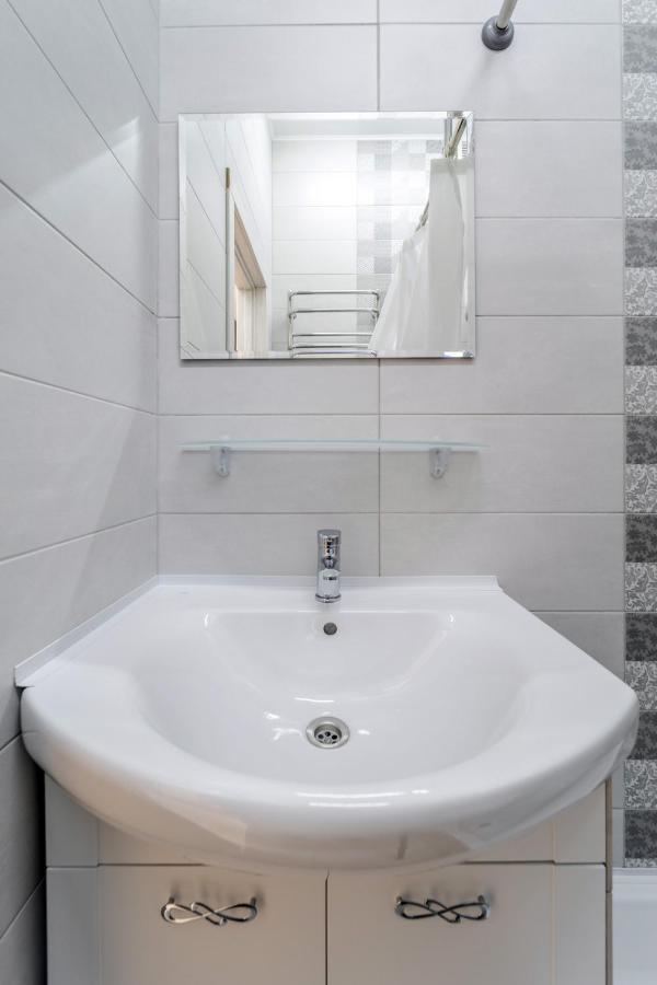Modern Apartment In The Old City 利沃夫 外观 照片